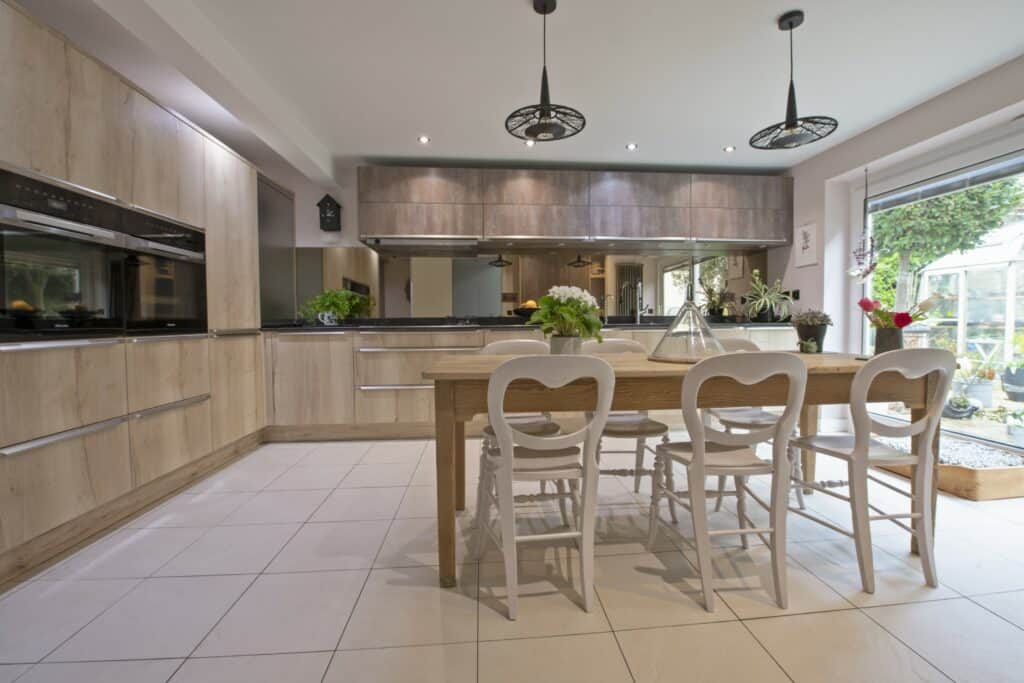 Contemporary flat door kitchen furniture with central table