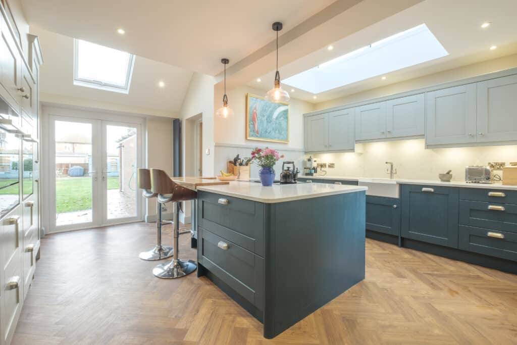 Traditional 2 tone kitchen with peninsular